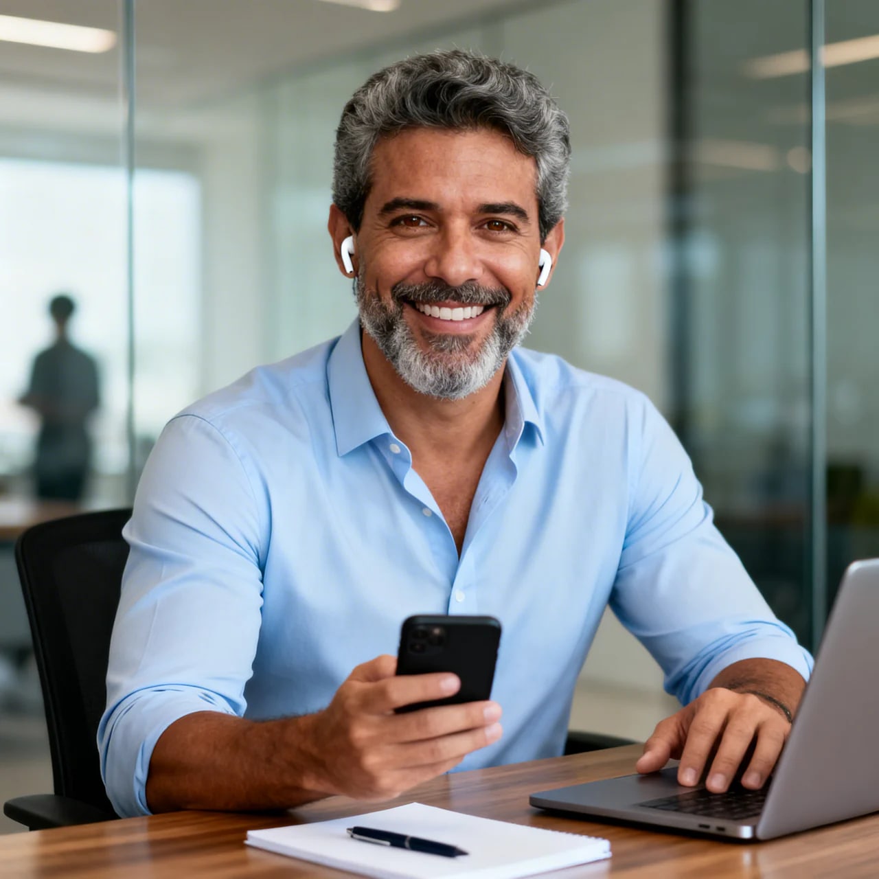 Profissional sorrindo em um escritório contemporâneo